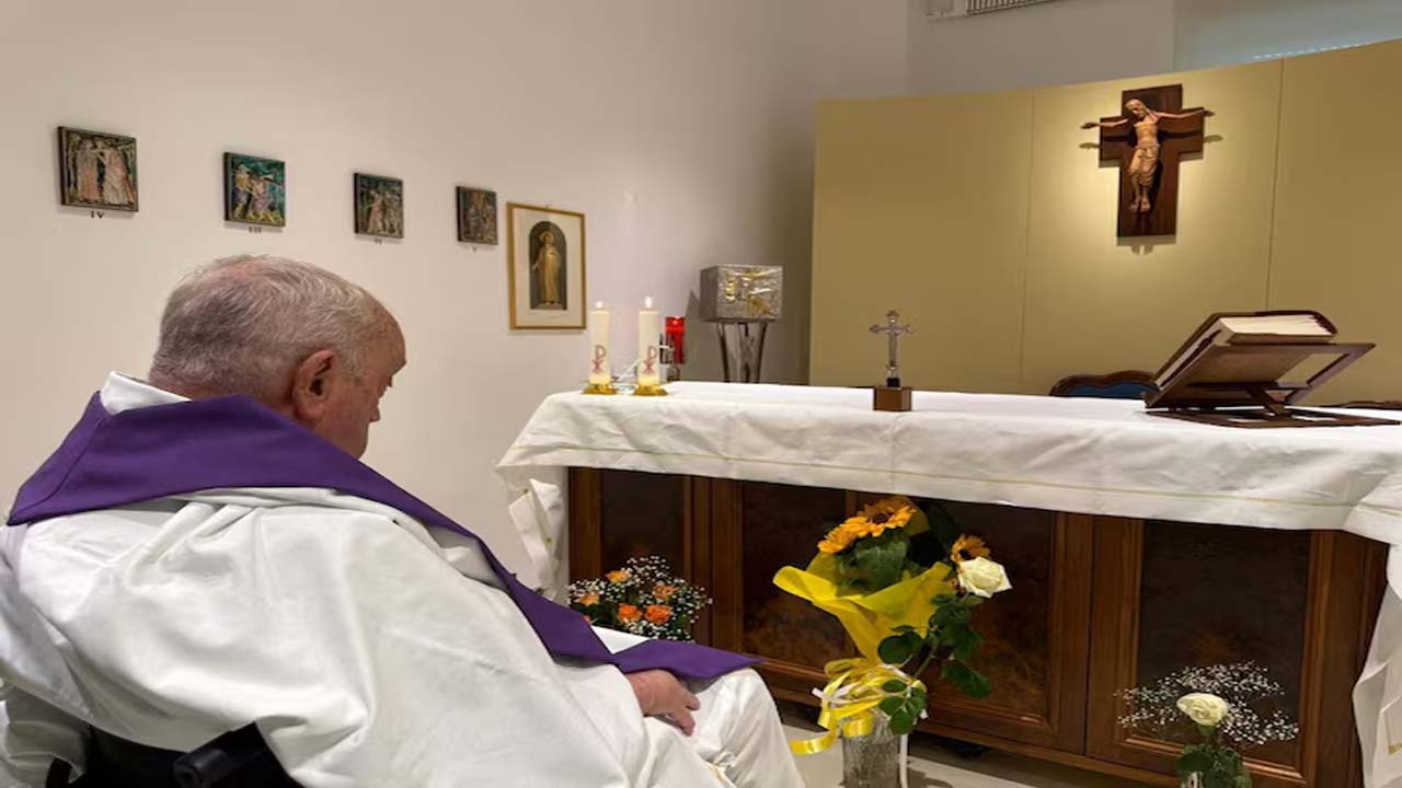 Pope Francis: Vatican released by Pope Francis Photo at Hospital