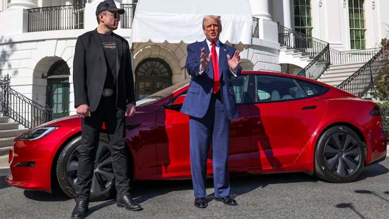 Trump: టెస్లా కారు కొనుగోలు చేసి స్వయంగా నడిపిన ట్రంప్