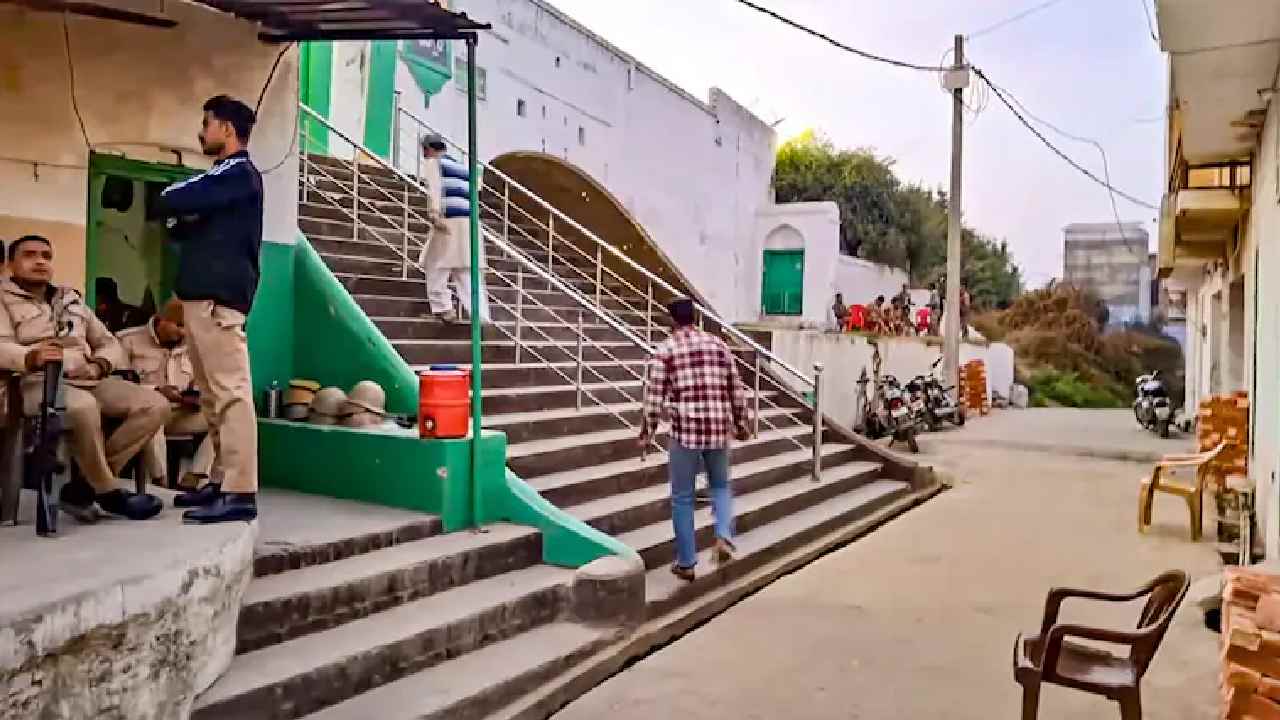 UP Police: ‘‘హోలీ ఏడాదికి ఒకసారి, శుక్రవారం నమాజ్ 52 సార్లు’’.. ఇబ్బంది ఉంటే ఇంట్లో ఉండండి..