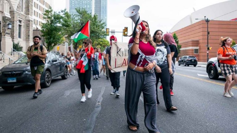 US: అమెరికాలో చదువుతున్న వారికి షాక్.. దేశం వదిలి వెళ్లాలంటూ ఈమెయిల్స్.. కారణం ఏమిటి..?