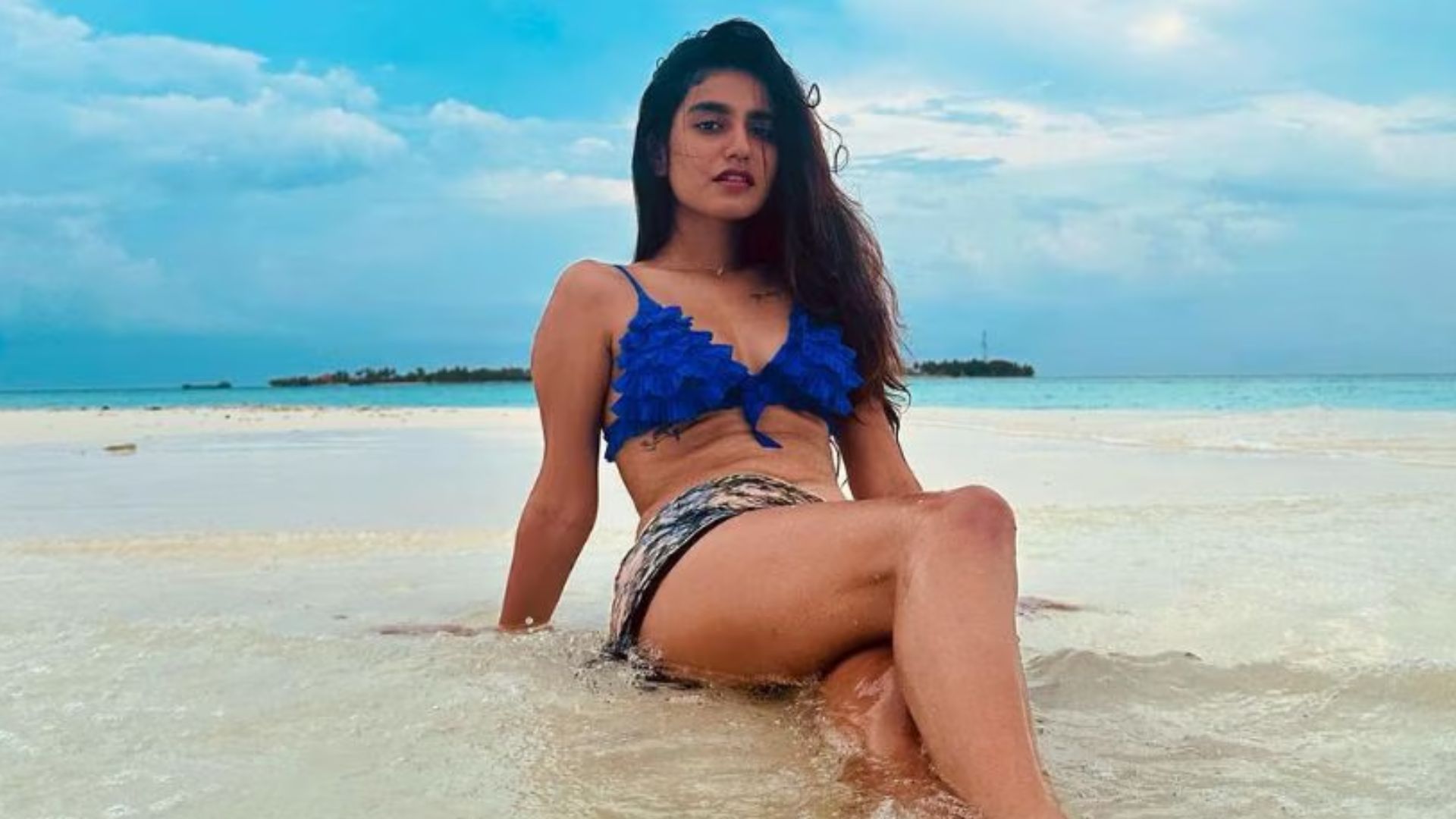 Priya : ‘రెడ్ శారీ’లో గార్జియస్ ప్రియాప్రకాష్ వారియర్