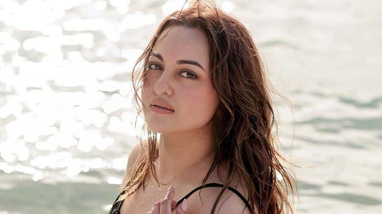 Sonakshi Sinha : ఇండియాలో మాత్రం చచ్చినా బికినీ వేసుకోను..