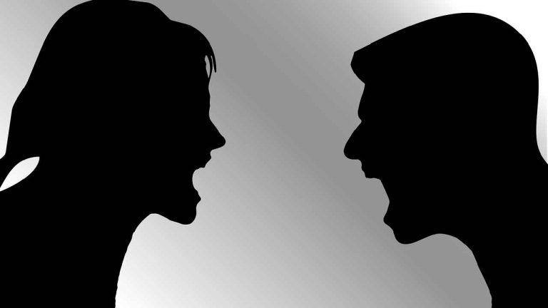 Family Dispute: భర్త నాలుకను కొరికేసిన భార్య.. ఆత్మహత్య యత్నం..