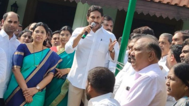 Amaravati: వైసీపీ అధినేత జగన్‌ను కలిసిన పిన్నెల్లి గ్రామస్తులు..