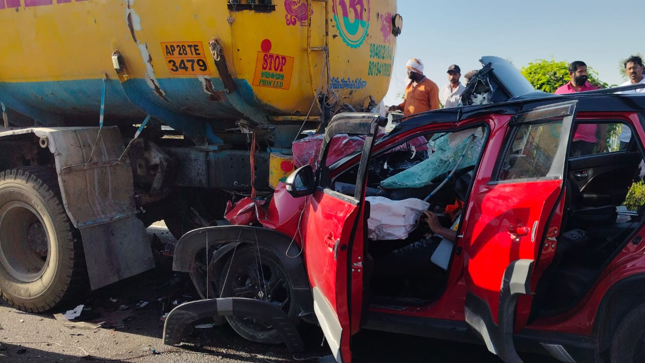 Rangareddy District: ప్రాణం తీసిన వేగం.. రోడ్డు ప్రమాదంలో ముగ్గురు మృత్యువాత