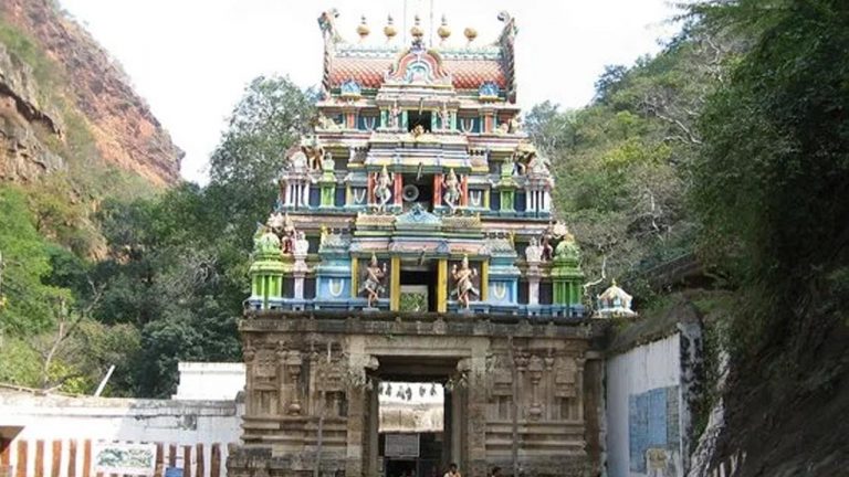 Anantapur: శ్రీ లక్ష్మీనరసింహస్వామి ఆలయంలో సిబ్బంది చేతివాటం.. హుండీలో వేసిన నగలు దోపిడీ..!