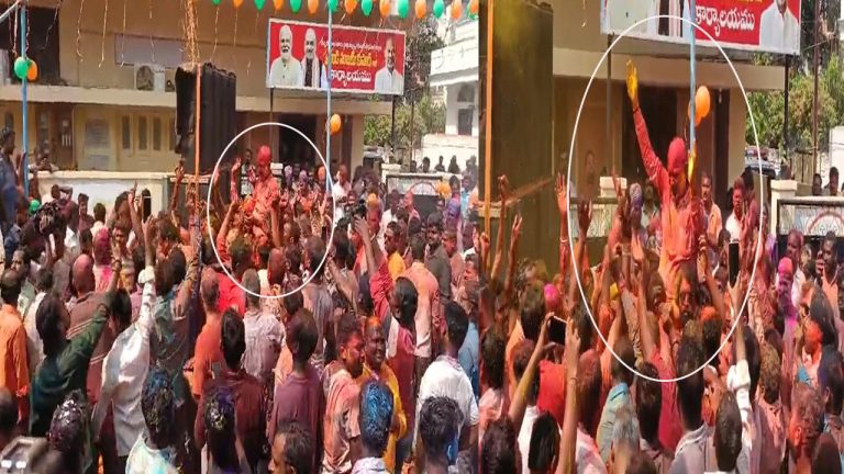 Bandi Sanjay: హోలీ సంబరాల్లో పాల్గొన్న కేంద్రమంత్రి బండి సంజయ్..