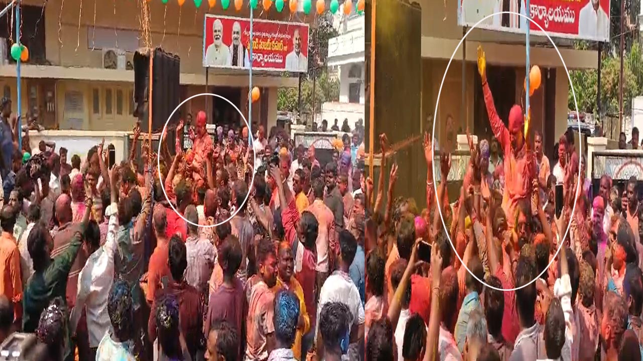 Bandi Sanjay: హోలీ సంబరాల్లో పాల్గొన్న కేంద్రమంత్రి బండి సంజయ్..