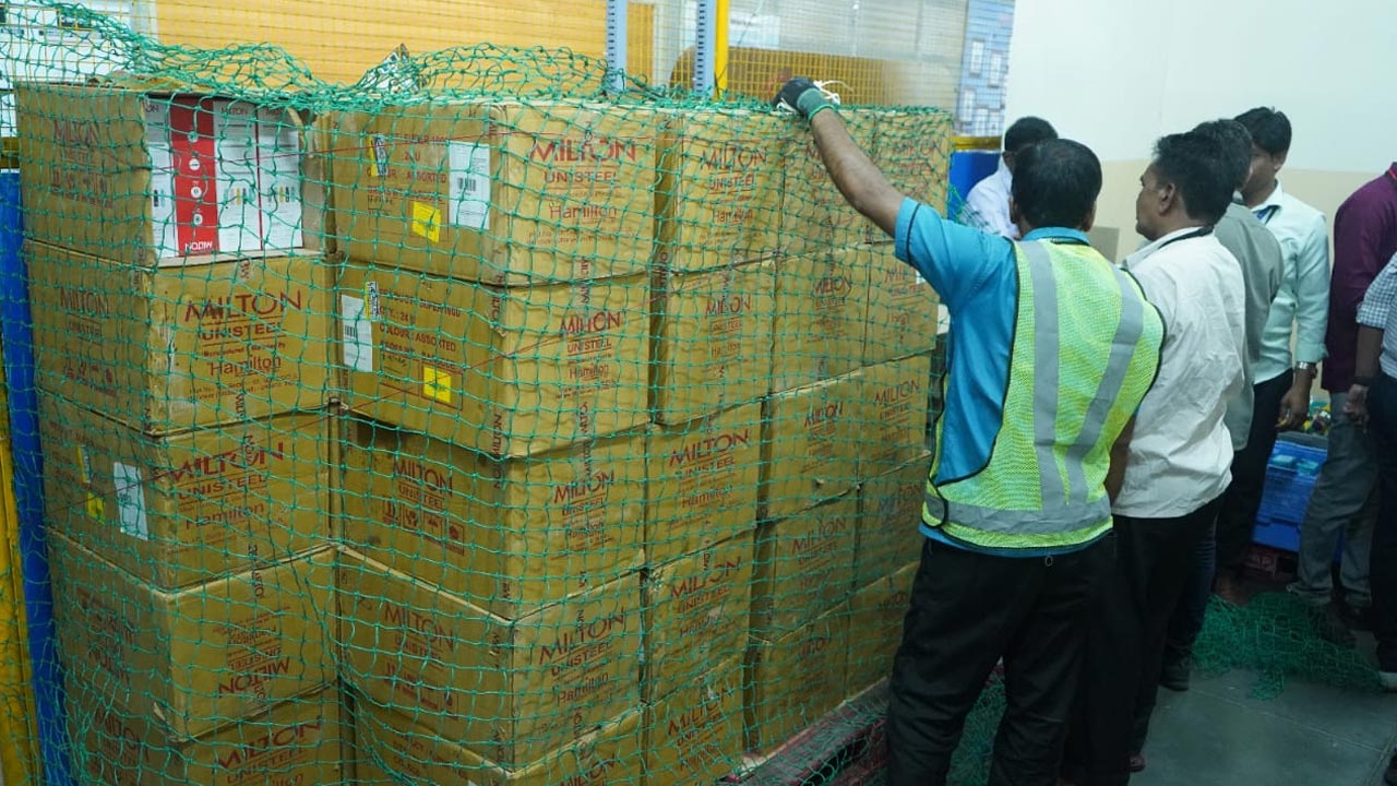 Amazon: అమెజాన్ కు బిఐఎస్ షాక్.. వేర్‌హౌస్‌పై దాడులు.. 2783 ఉత్పత్తులు సీజ్