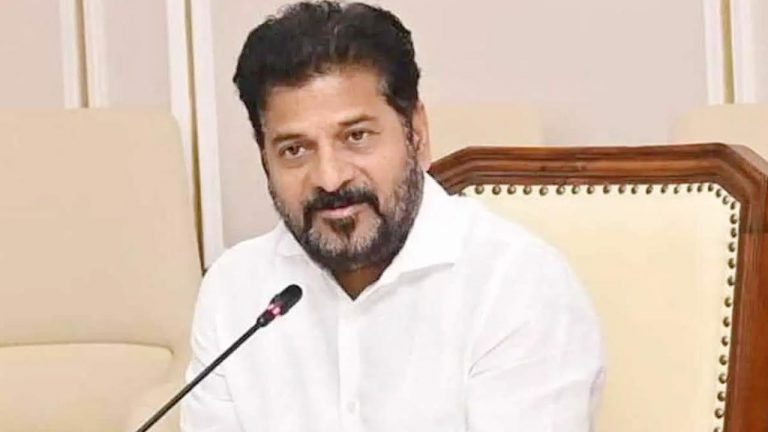 CM Revanth: హైదరాబాద్‌ హాలీవుడ్ స్థాయికి.. సినీ పని వాతావరణాన్ని చెడగొట్టుకోవద్దు!