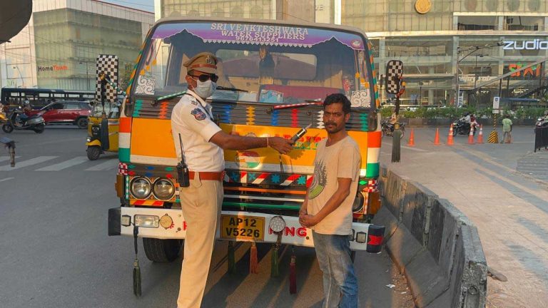 Drunken Drive : ట్యాంక్ ఫుల్‌గా తాగి.. ట్రాఫిక్ పోలీసులకు ట్యాంకర్ డ్రైవర్…