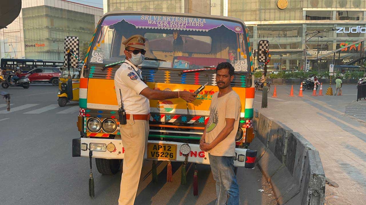 Drunken Drive : ట్యాంక్ ఫుల్‌గా తాగి.. ట్రాఫిక్ పోలీసులకు ట్యాంకర్ డ్రైవర్…
