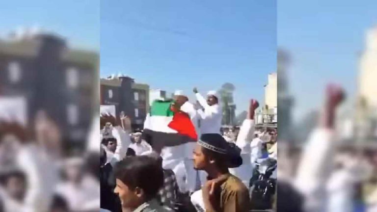 UP: ఈద్ ప్రార్థనల్లో పాలస్తీనా జెండా.. విచారణ ప్రారంభం..