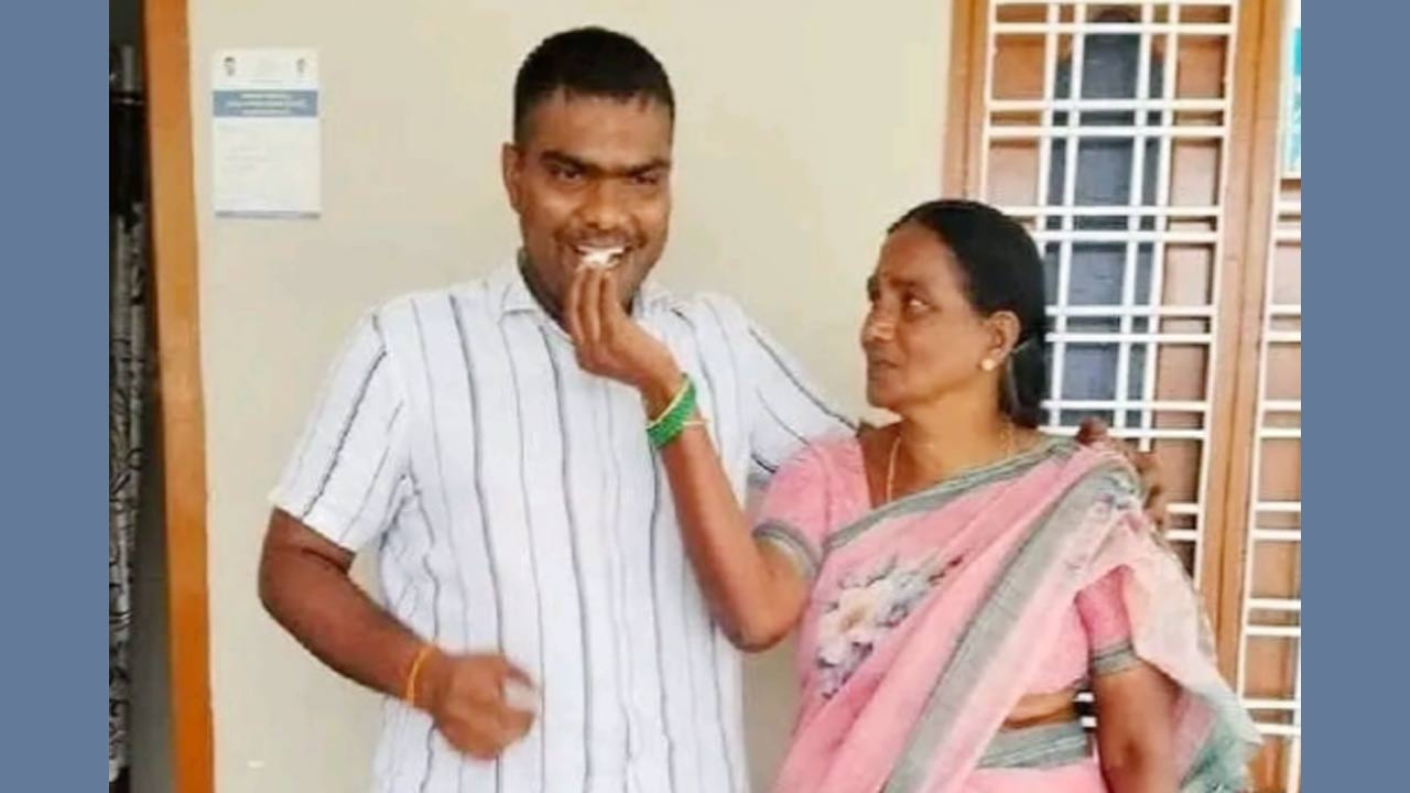 Govt Jobs: కష్టానికి దక్కిన ఫలితం.. ఏకంగా 10 జాబ్స్ సాధించిన గోపీకృష్ణ