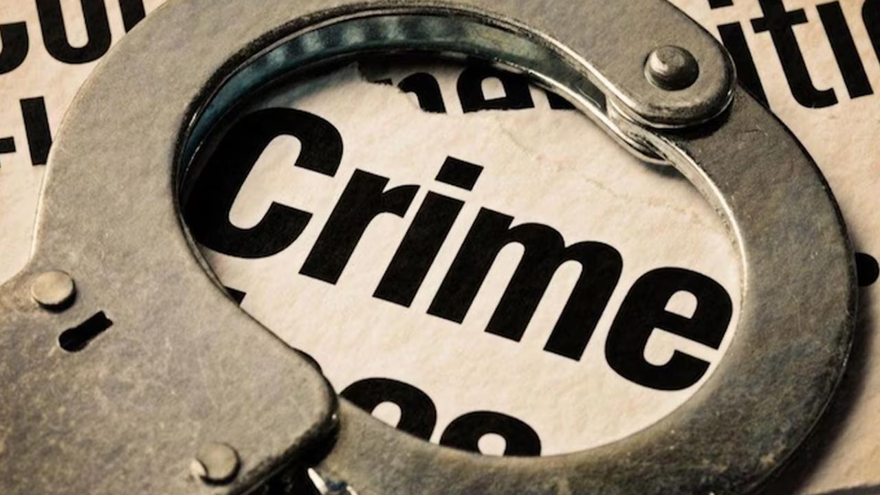 Crime: భార్యను చంపి పోలీస్ స్టేషన్⁬లో లొంగిపోయిన భర్త..