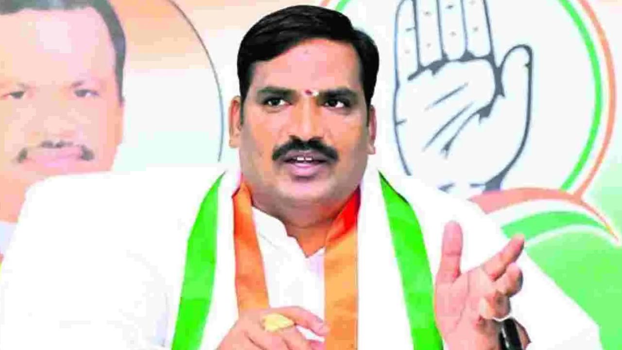 Beerla Ilaiah: హరీష్ రావు ముఖ్యమంత్రి కుర్చీని అగౌరవపరిచేలా మాట్లాడుతున్నారు..