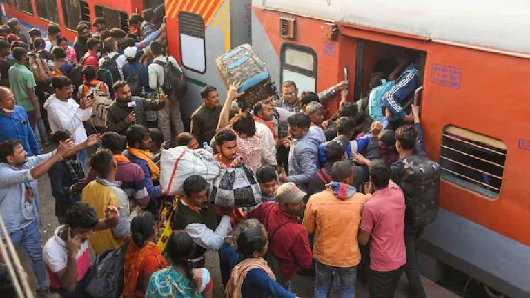 Indian Railways: ఇకపై కన్ఫామైన టికెట్ ఉంటేనే ప్లాట్‌ఫామ్ పైకి అనుమతి.. రైల్వే కీలక నిర్ణయం.