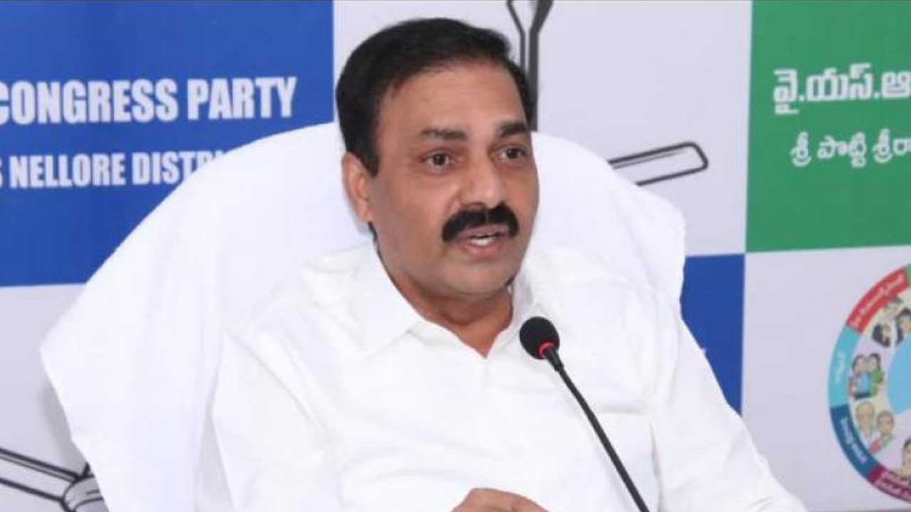 Kakani Govardhan Reddy: మాజీ మంత్రి కాకాణి గోవర్ధన్ రెడ్డికి పోలీసుల నోటీసులు..
