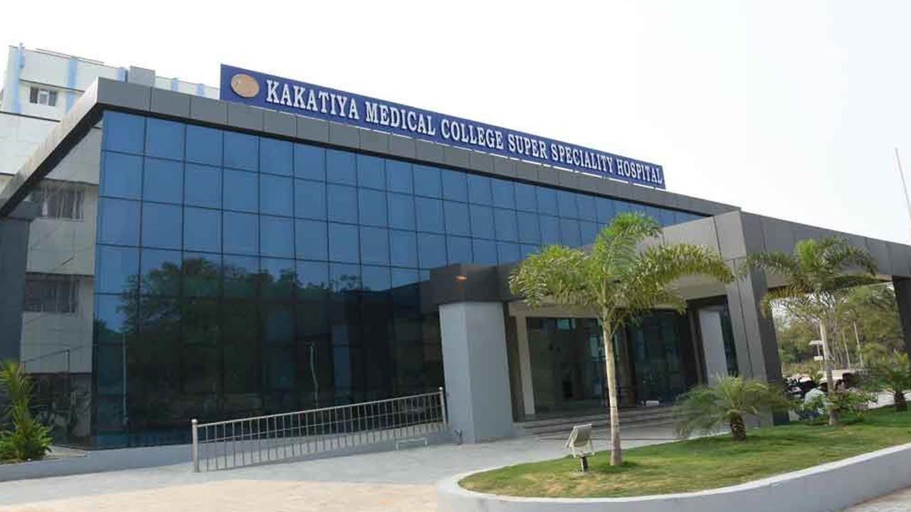 Warangal: కేఎంసి సూపర్ స్పెషాలిటీ ఆసుపత్రిలో పనిచేయని ఏసీలు.. సర్జరీలను నిలిపివేసిన వైద్యులు