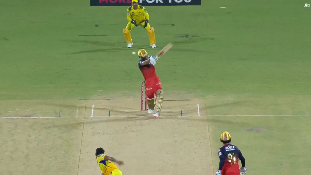 CSK vs RCB: పతిరానా ఓవర్లో కోహ్లీ హెల్మెట్‌కు తాకిన బంతి.. విరాట్ రియాక్షన్ చూడండి