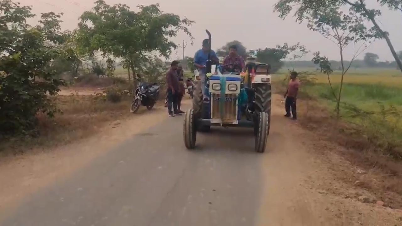 Mahabubabad: ఇసుక అక్రమ రవాణా మాఫియాకు షాకిచ్చిన తహసిల్దార్.. స్వయంగా ట్రాక్టర్ నడిపి కార్యాలయానికి..
