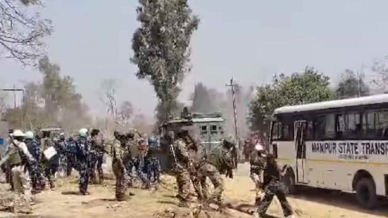 Manipur: భద్రతా బలగాలు, కుకీలకు మధ్య ఘర్షణ.. రోడ్లు ఓపెన్ చేయడంపై అభ్యంతరం..