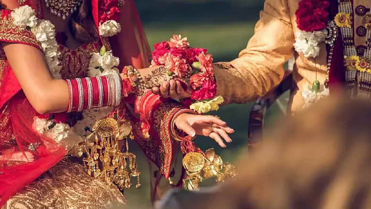 Uttar Pradesh: ఉదయం ప్రియురాలు, సాయంత్రం మరో మహిళ.. ఒకే రోజు రెండు పెళ్లిళ్లు చేసుకున్న వ్యక్తి..