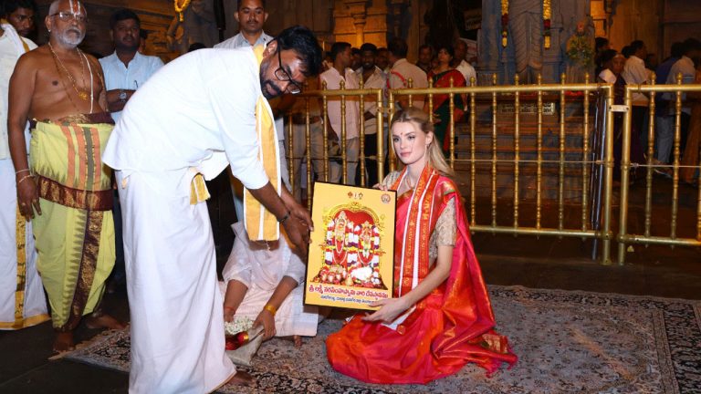 Yadagirigutta: శ్రీలక్ష్మీ నరసింహస్వామిని దర్శించుకున్న మిస్ వరల్డ్ విజేత..