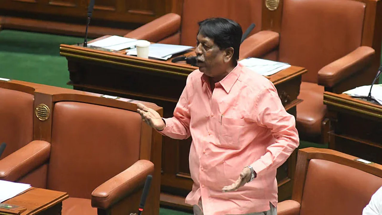 Free Liquor Demand: మగాళ్లకి వారానికి రెండు మద్యం బాటిళ్లు ఫ్రీగా ఇవ్వలి.. అసెంబ్లీలో ఎమ్మెల్యే డిమాండ్