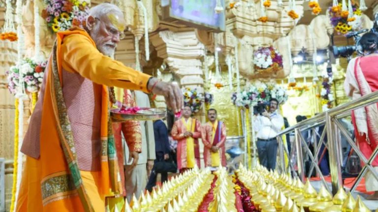 PM Modi: గుజరాత్ లోని సోమనాథ్‌ ఆలయంలో ప్రధాని మోడీ ప్రత్యేక పూజలు..