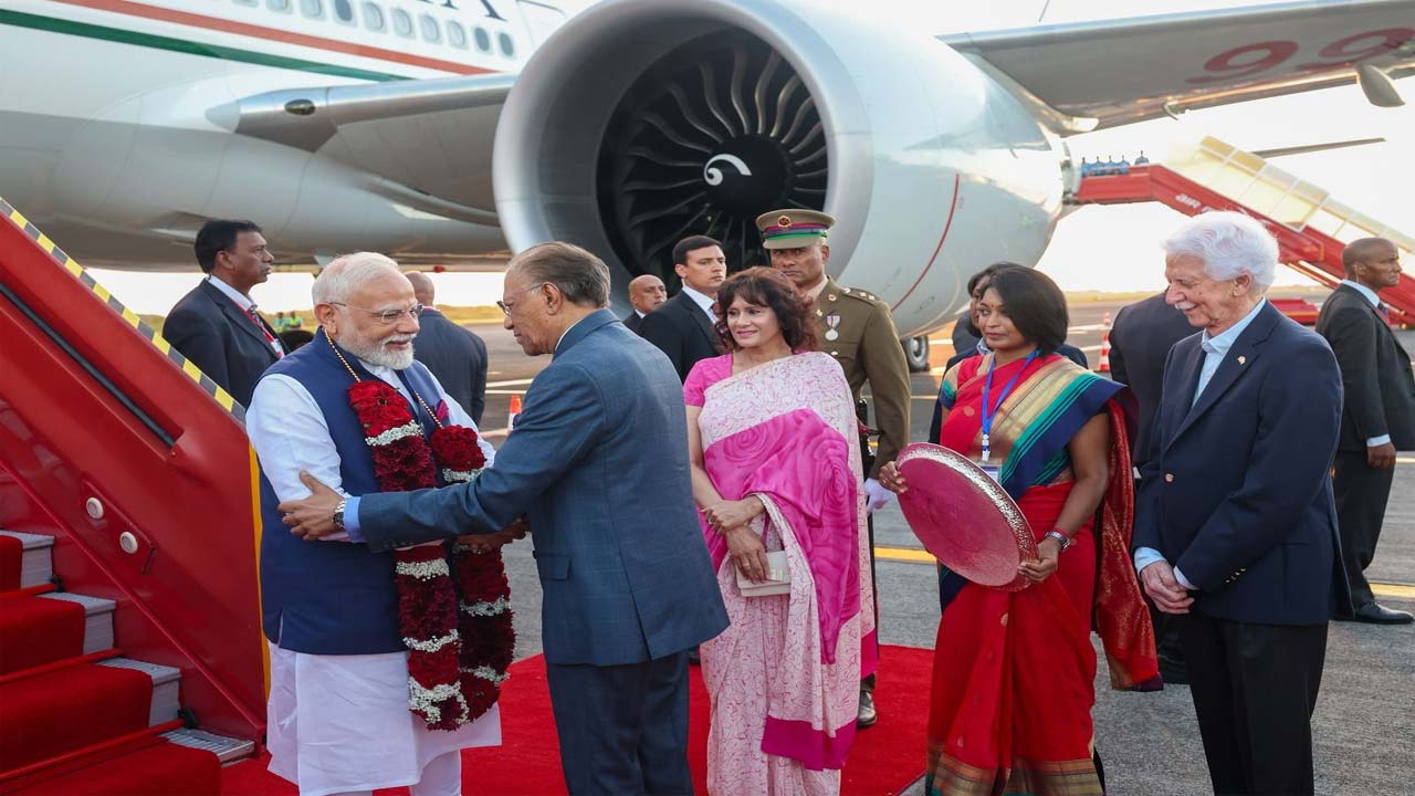 PM modi: Modi who arrives in Mauritius .. is a solid welcome