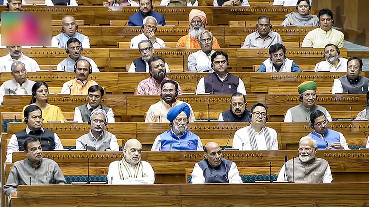 MPs Salary hike: ఎంపీల జీతాలను పెంచిన కేంద్రం.. ఎంతపెరిగిందంటే?