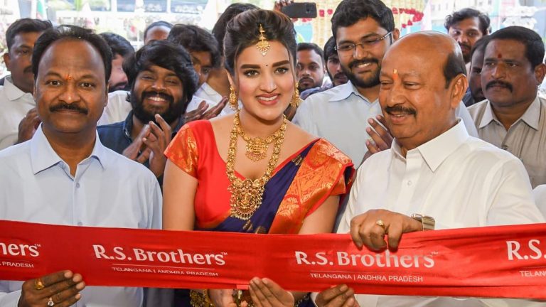 RS Brothers: అత్తాపూర్లో ఆర్ఎస్ బ్రదర్స్ 13వ షోరూం ఓపెన్ చేసిన నిధి అగర్వాల్!