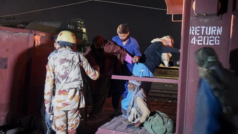 Pakistan train hijack:100 మంది బందీలను రక్షించిన పాకిస్తాన్ సైన్యం.. 16 మంది మిలిటెంట్లు హతం