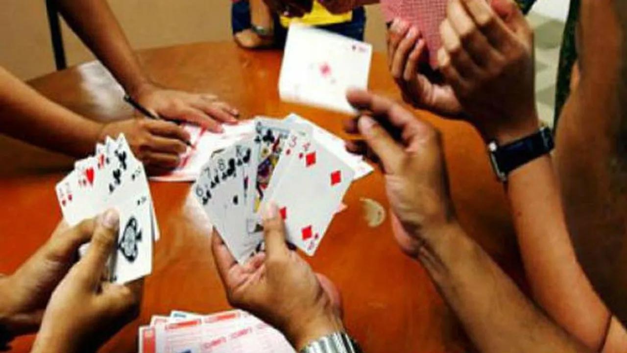 Women Playing Poker: పేకాట ఆడుతూ పోలీసులకు పట్టుబడ్డ ఆరుగురు మహిళలు..