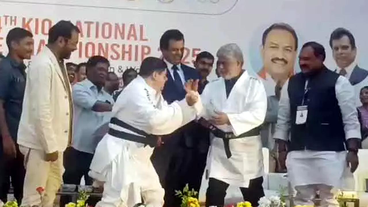 Interesting Moment : స్పీకర్ గడ్డం Vs మంత్రి పొన్నం.. కరాటే ఛాంపియన్‌షిప్‌లో అసక్తికర సన్నివేశం..