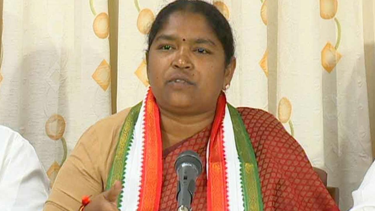 Minister Seethakka : బీఆర్ఎస్ అంటే అప్పులు.. కాంగ్రెస్ అంటే అభివృద్ధి