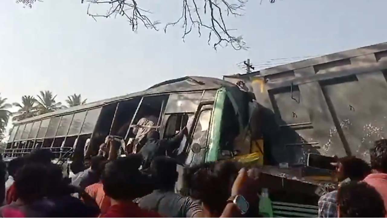 Tipper lorry hits government bus in Tamilnadu