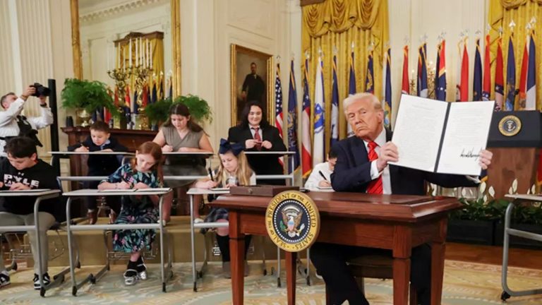 Donald Trump: యుఎస్ ప్రభుత్వం కీలక నిర్ణయం.. విద్యాశాఖ రద్దు