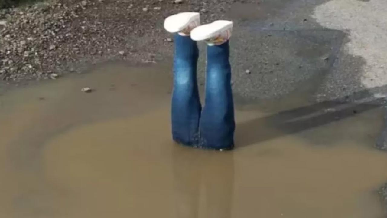 UK Man Places Upside-Down Statue: రోడ్డుపై గుంతలు.. యువకుడి వినూత్న నిరసన