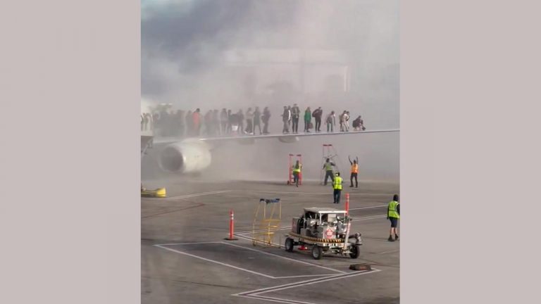 American Airlines plane: 172 మంది ప్రయాణికులతో వెళ్తున్న విమానంలో మంటలు.. చివరకు