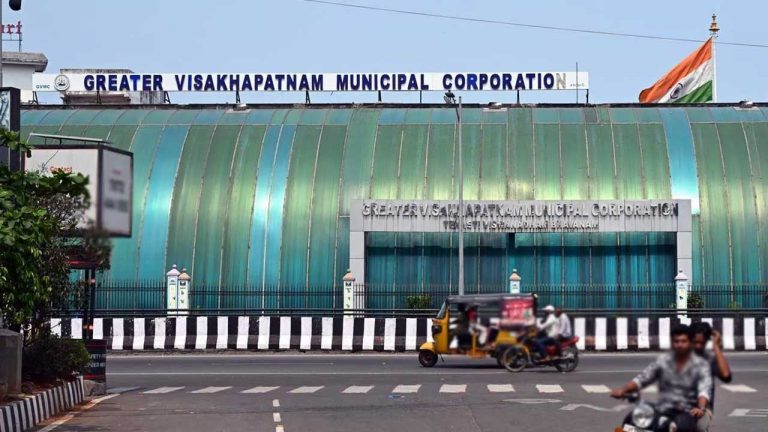 GVMC Mayor: గ్రేటర్ విశాఖ మేయర్ మార్పుపై కొనసాగుతున్న ఉత్కంఠ..