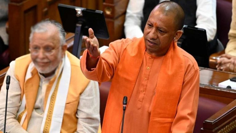 Yogi Adityanath: మతపరమైన అంశాలతో ఆడుకుంటున్నారు.. సమాజ్‌వాదీ పార్టీపై యూపీ సీఎం ఫైర్