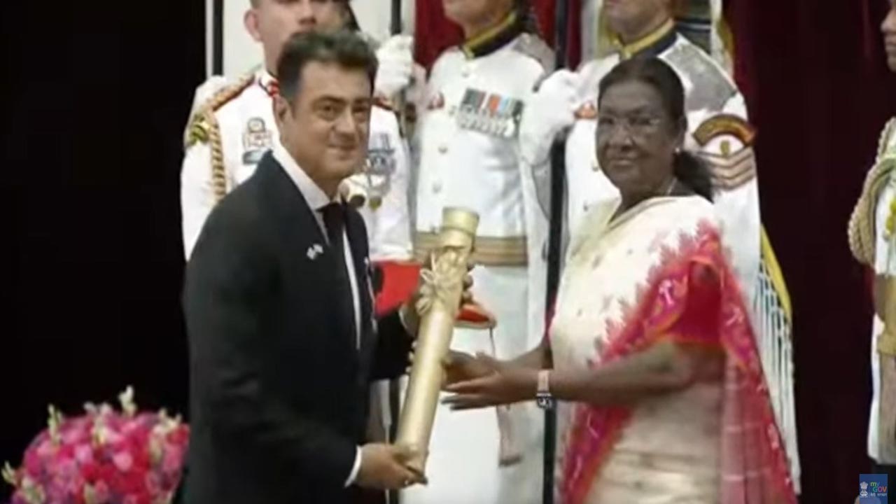 AjithKumar : పద్మ భూషణ్‌ అందుకున్న అజిత్ కుమార్..