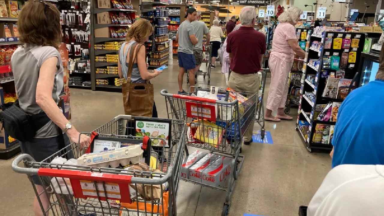 USA:  ట్రంప్ భయం.. సూపర్ మార్కెట్లకు అమెరికన్ల పరుగు.. వేటిని ఎక్కువగా కొంటున్నారంటే..?