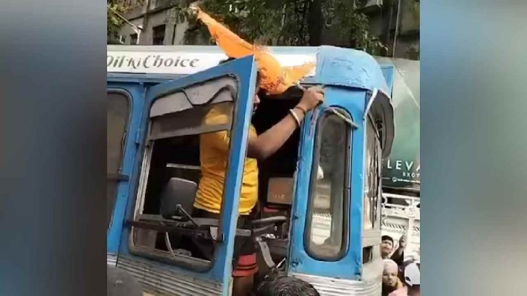 BJP: “కోల్‌కతా ఢాకాలా మారిందా..?” కాషాయ జెండా తొలగించడంపై బీజేపీ ఫైర్..