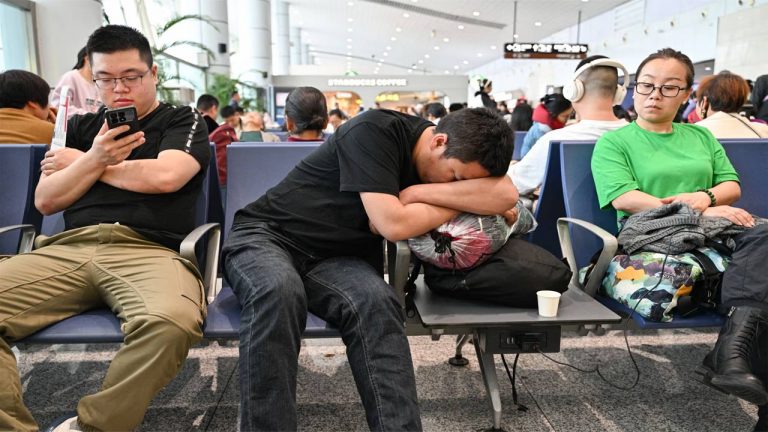 China: చైనాలో భీకర గాలులు.. 700 విమాన సర్వీసులు రద్దు