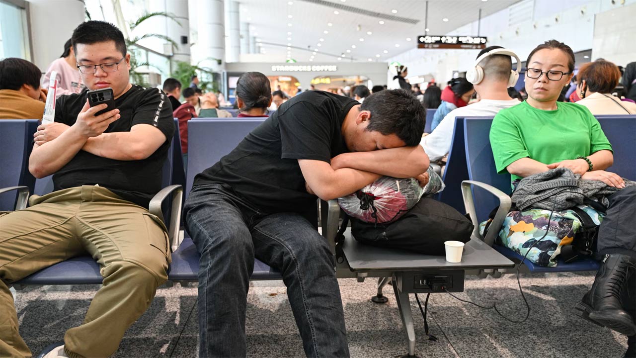 China: చైనాలో భీకర గాలులు.. 700 విమాన సర్వీసులు రద్దు