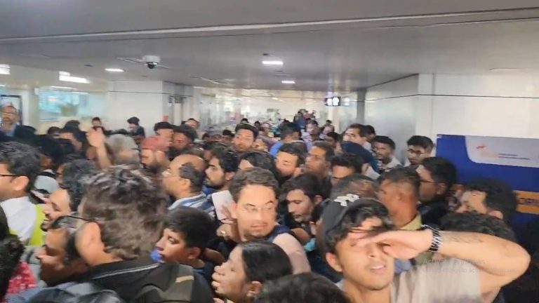 Delhi: ఎయిర్‌పోర్టులో మెరుగుపడని పరిస్థితులు.. ప్రయాణికులతో కిక్కిరిసిన పరిసరాలు