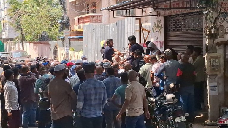 Fake Hair Growth Scam: బట్టతలపై జుట్టు మొలిపిస్తామంటూ వందల మందికి గుండు కొట్టేసిన ఘనుడు